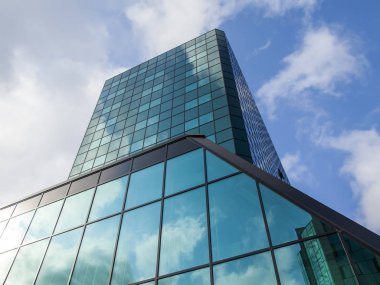 Belgrad, Sırbistan, 3 Ağustos 2019. Modern mimari topluluğun bir parçası. Katı camlı bina yüksekliği