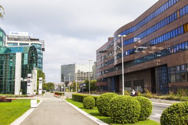 Belgrad, Sırbistan, 3 Ağustos 2019. Modern mimari topluluğun bir parçası. Büyük cam alanı ile bina cephesi