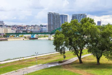 Belgrad, Sırbistan, 3 Ağustos 2019. Sava Nehri kıyısında modern çok katlı binalar