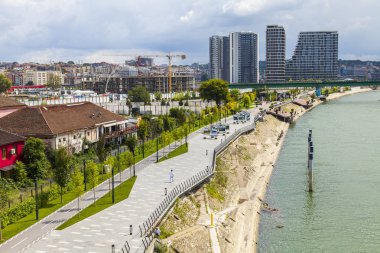 Belgrad, Sırbistan, 3 Ağustos 2019. Sava Nehri kıyısında modern çok katlı binalar