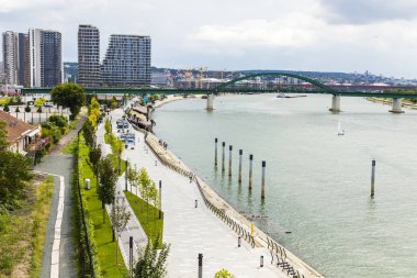 Belgrad, Sırbistan, 3 Ağustos 2019. Sava Nehri kıyısında modern çok katlı binalar