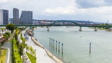 Belgrad, Sırbistan, 3 Ağustos 2019. Sava Nehri kıyısında modern çok katlı binalar