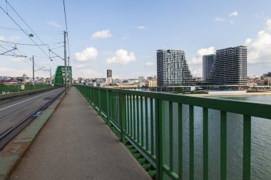 Belgrad, Sırbistan, 3 Ağustos 2019. Sava Nehri kıyısında modern çok katlı binalar