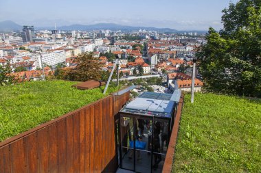Ljubljana, Slovenya, 5 Ağustos 2019. Antik kale Ljubljanski grad yakınındaki dağda pitoresk park. Dağın yamacında füniküler