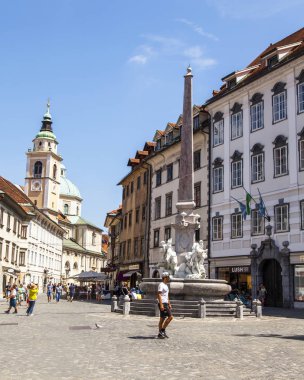 Ljubljana, Slovenya, 5 Ağustos 2019. pitoresk şehir manzarası. Şehrin tarihi bölümünde güzel sokak