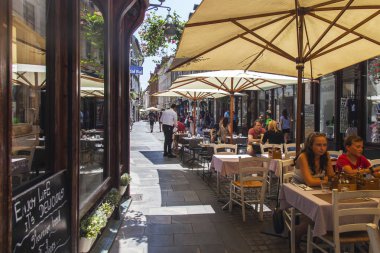 Ljubljana, Slovenya, 5 Ağustos 2019. Pitoresk şehir manzarası. Şehrin tarihi bölümünde güzel bir sokakta rahat bir sokak kafe.