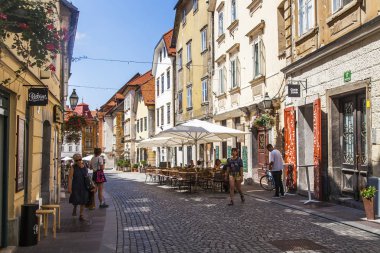 Ljubljana, Slovenya, 5 Ağustos 2019. pitoresk şehir manzarası. Şehrin tarihi bölümünde güzel sokak