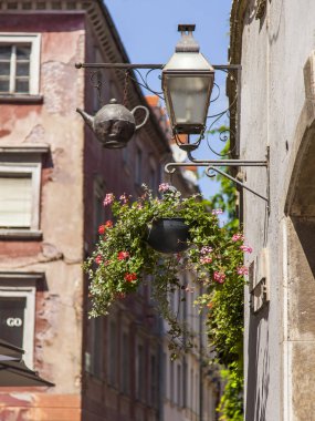 Ljubljana, Slovenya, 5 Ağustos 2019. Güzel fener şehrin tarihi bölümünde eski binanın cephe sini süsler.