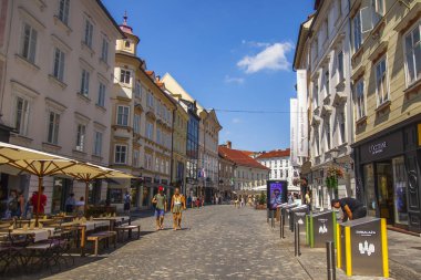 Ljubljana, Slovenya, 5 Ağustos 2019. pitoresk şehir manzarası. Şehrin tarihi bölümünde güzel sokak