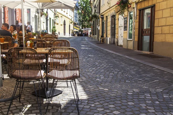 Ljubljana Słowenia Sierpnia 2019 Malowniczy Widok Miasto Przytulna Uliczna Kawiarnia — Zdjęcie stockowe