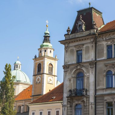 Ljubljana, Slovenya, 5 Ağustos 2019. Kentin tarihi merkezinde modern tarzda binanın cephe parçası.