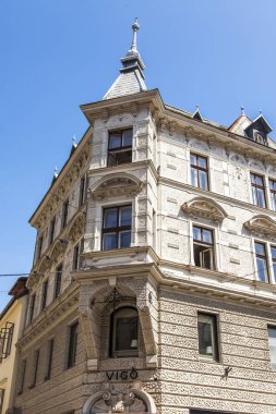 Ljubljana, Slovenya, 5 Ağustos 2019. Kentin tarihi merkezinde modern tarzda binanın cephe parçası.