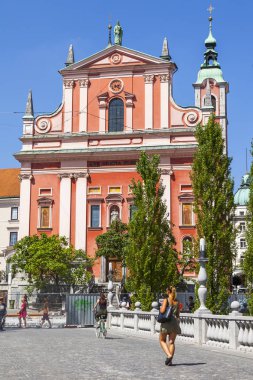 Ljubljana, Slovenya, 5 Ağustos 2019. Fransisken Annunciation Kilisesi (Sloven: Franciskanska cerkev Marijinega oznanjenja veya yaygın Franciskanska cerkev) ve Tromostovje üç yaya köprüleri, şehrin ana konumlar biridir.