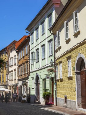Ljubljana, Slovenya, 5 Ağustos 2019. pitoresk şehir manzarası. Şehrin tarihi bölümünde güzel sokak