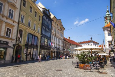 Ljubljana, Slovenya, 5 Ağustos 2019. Pitoresk şehir manzarası. Şehrin tarihi bölümünde güzel bir sokakta rahat bir sokak kafe.