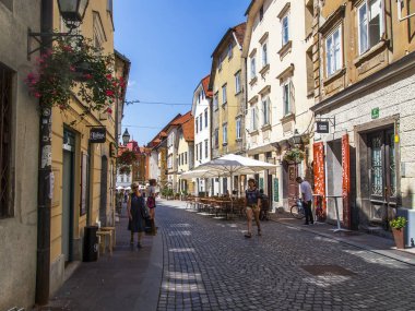 Ljubljana, Slovenya, 5 Ağustos 2019. pitoresk şehir manzarası. Şehrin tarihi bölümünde güzel sokak