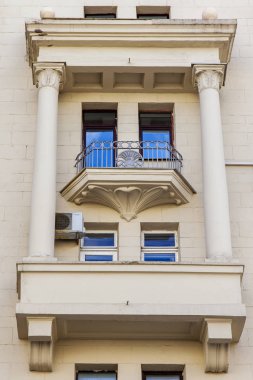 Moskova, Rusya, 27 Ağustos 2019. Tverskaya Caddesi'nde tipik bir binanın cephe parçası