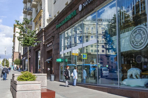 Moscou Rússia Agosto 2019 Tverskaya Street Refletida Janela Loja — Fotografia de Stock