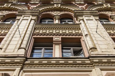 Moskova, Rusya, 27 Ağustos 2019. Stoleshnikov Lane geleneksel bir mimari topluluk ile tipik Moskova sokaklarından biridir. Tipik bir binanın yükseklik parçası