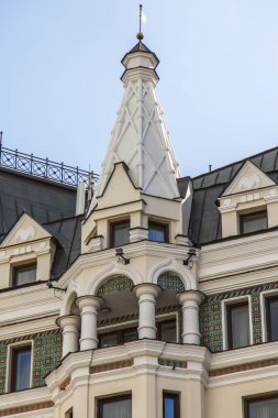 Moskova, Rusya, 27 Ağustos 2019. Stoleshnikov Lane geleneksel bir mimari topluluk ile tipik Moskova sokaklarından biridir. Tipik bir binanın yükseklik parçası