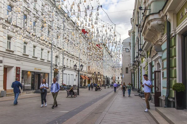 2019年8月27日 ロシア モスクワ ボルシャヤ ドミトロフカ通りは 伝統的な建築アンサンブルを持つ典型的なモスクワの通りの一つです — ストック写真