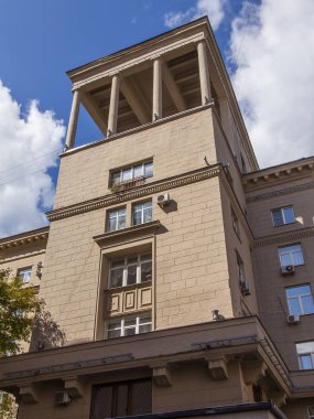 Moskova, Rusya, 27 Ağustos 2019. Şehir merkezindeki tipik bir tarihi binanın cephesinin bir parçası