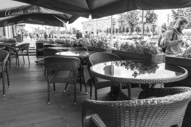 Moskova, Rusya, 27 Ağustos 2019. Şehrin tarihi bölümünde rahat sokak kafe