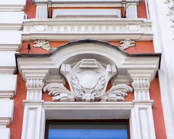 俄罗斯莫斯科 2019年8月27日 彼得罗夫卡街一座典型的历史现代主义建筑的立面碎片 — 图库照片