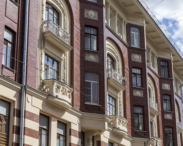 Moskova, Rusya, 27 Ağustos 2019. Petrovka Caddesi'ndeki tipik bir tarihi modernist binanın cephesinin bir parçası