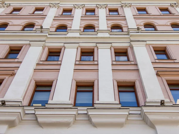 2019年8月27日 ロシア モスクワ ダウンタウンの典型的な歴史的建造物のファサードの断片 — ストック写真