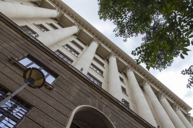 Belgrad, Sırbistan, 3 Ağustos 2019. Şehrin tarihi bölümündeki tipik bir binanın ön cephesinin mimari parçası.