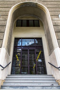 Belgrad, Sırbistan, 3 Ağustos 2019. Şehrin tarihi bölümündeki tipik bir binanın ön cephesinin mimari parçası.