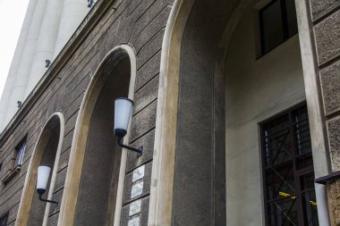 Belgrad, Sırbistan, 3 Ağustos 2019. Şehrin tarihi bölümündeki tipik bir binanın ön cephesinin mimari parçası.