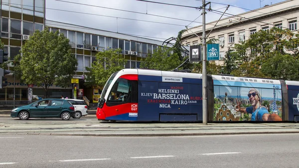 Belgrad Serbia Sierpnia 2019 Widok Miasto Nowoczesny Tramwaj Jedzie Ulicą — Zdjęcie stockowe