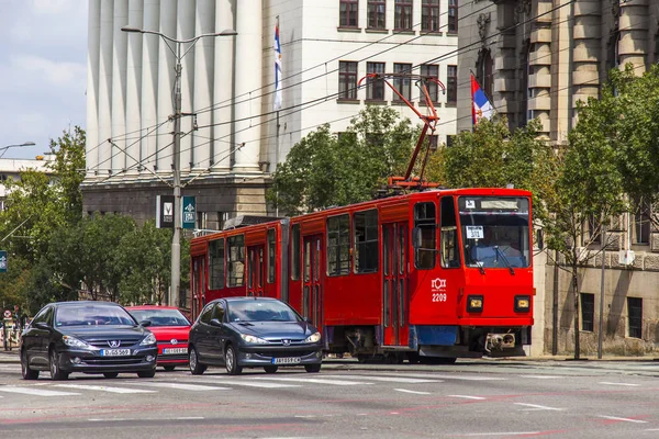 2019年8月3日 塞尔维亚贝尔格莱德 城市景观 旧的电车沿着市中心的街道行驶 — 图库照片