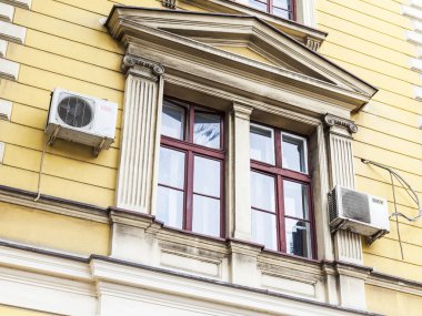 Belgrad, Sırbistan, 3 Ağustos 2019. Şehrin tarihi bölümünde eski bir tren istasyonu inşa edilmektedir. Ana yüksekliğin parçacığı