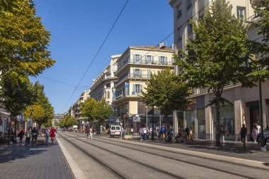 Güzel, Fransa, 8 Ekim 2019. İnsanlar şehrin merkez caddesinde yürüyor - Jean Medecin Bulvarı