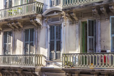 Güzel, Fransa, 8 Ekim 2019. Provence mimarisinin tipik bir konut binasının ön cephesi.