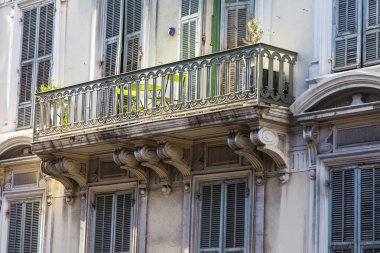 Güzel, Fransa, 8 Ekim 2019. Provence mimarisinin tipik bir konut binasının ön cephesi.