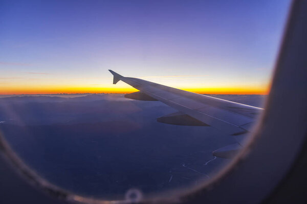 Вид из окна летающего самолета на солнце
