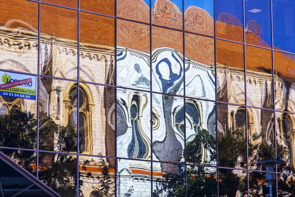 2019年10月8日 普罗旺斯地区典型的建筑 现代建筑的镜墙反映了历史发展地区建筑立面的碎片 — 图库照片