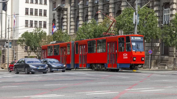 2019年8月3日 塞尔维亚贝尔格莱德 城市景观 旧的电车沿着市中心的街道行驶 — 图库照片