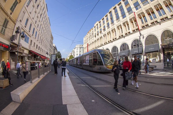 Nice France Жовтня 2019 Люди Трамвай Рухаються Центральній Вулиці Міста — стокове фото