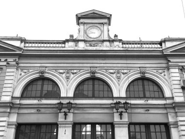 Belgrad, Sırbistan, 3 Ağustos 2019. Şehrin tarihi bölümünde eski bir tren istasyonu inşa edilmektedir. Ana yüksekliğin parçacığı