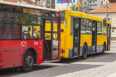 Belgrad, Sırbistan, 3 Ağustos 2019. Şehir manzaralı. Şehrin merkezindeki caddenin aşağısında iki üs var.