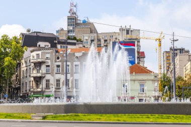 Belgrad, Sırbistan, 3 Ağustos 2019. Şehir manzaralı. Şehrin merkezinde fıskiyeli pitoresk bir meydan..
