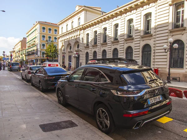 Nice Frankrijk Oktober 2019 Uitzicht Stad Taxi Rijdt Door Straat — Stockfoto