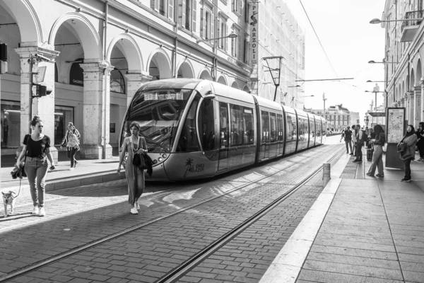 Niza Francia Octubre 2019 Gente Tranvía Bajan Por Calle Central — Foto de Stock