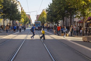 Güzel, Fransa, 8 Ekim 2019. İnsanlar şehrin merkez caddesinde yürüyor - Jean Medecin Bulvarı