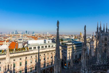 Milan, İtalya, 12 Şubat 2020. Şehrin ilgi odağı katedraldir (İtalyanca: Duomo di Milano veya Cattedrale di Santa Maria Nascente). Çatıdan kareye bak